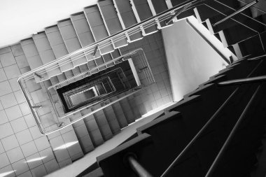 Modern binada merdiven döşemesi