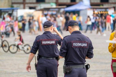 Fuar sırasında polis memurları meydanda devriye geziyor