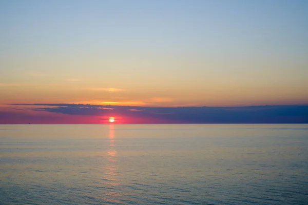 Água do mar contra o céu por do sol — Fotografia de Stock