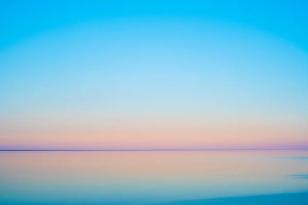 海の上に雲一つない夕焼け空 — ストック写真