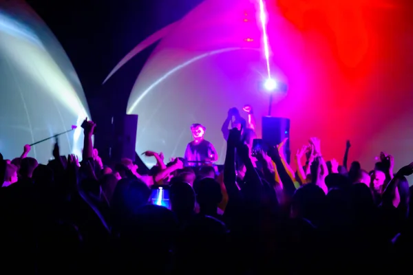 Multitud y DJs bailando durante la fiesta — Foto de Stock