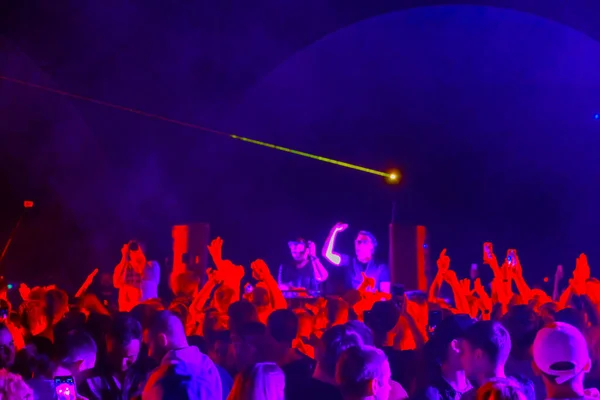 Folle e DJ che ballano durante la festa — Foto Stock