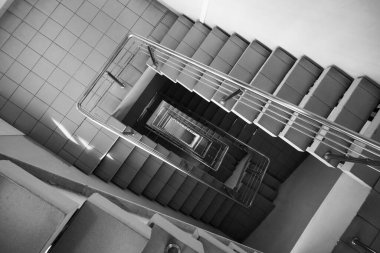 Modern binada merdiven döşemesi