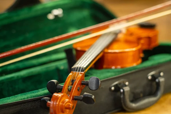 Bow on classic violin in box — Stock Photo, Image