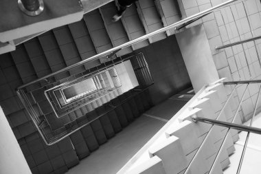 Modern binada merdiven döşemesi