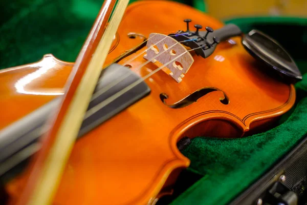 Arco en violín clásico en caja — Foto de Stock