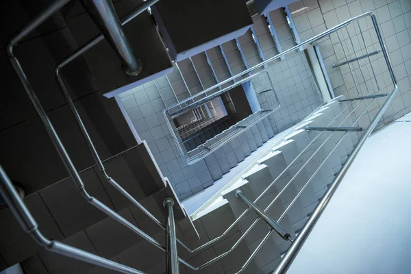 Gefliestes Treppenhaus in modernem Gebäude — Stockfoto