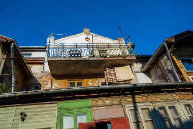 Eski püskü duvarları olan yıpranmış konut binasının dışı.