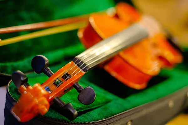 Violino clássico em caixa aberta — Fotografia de Stock