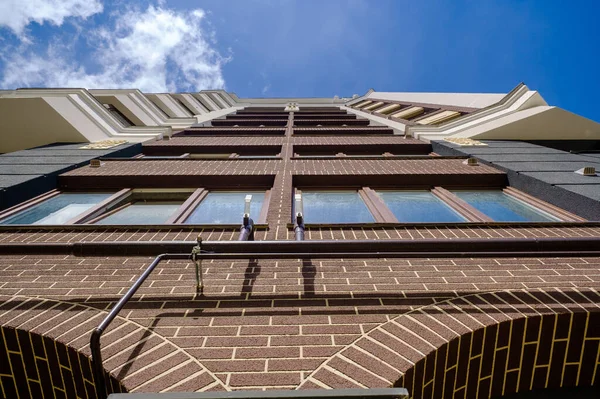 Das Äußere eines modernen mehrstöckigen Stadthauses mit Ziegelfassade — Stockfoto