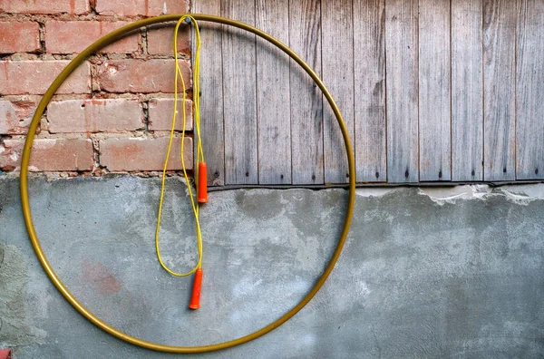 Hoop e pulando corda pendurada na parede — Fotografia de Stock