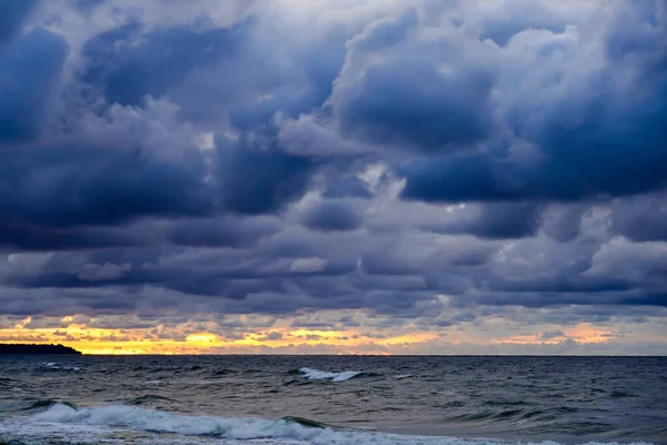 Cielo nuvoloso sopra l'oceano tempestoso al tramonto — Foto Stock