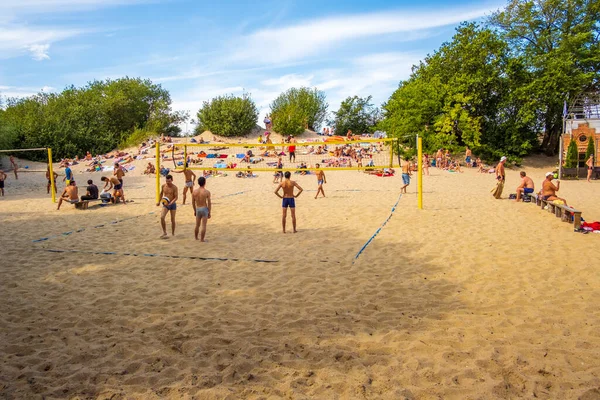 Folk spelar volleyboll på sandstranden — Stockfoto