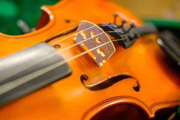 Violino clássico em caixa aberta — Fotografia de Stock