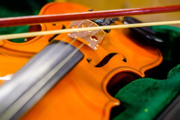 Arco en violín clásico en caja — Foto de Stock