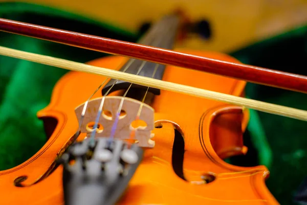 Bow on classic violin in box — Stock Photo, Image
