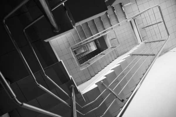 현대식 건물에서 계단을 닦는 모습 — 스톡 사진
