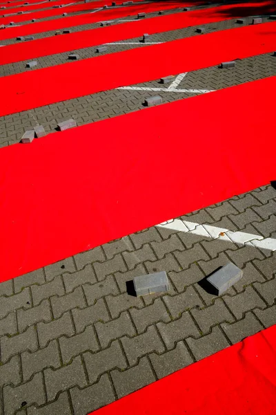 Брукований ґрунт з червоними смугами — стокове фото