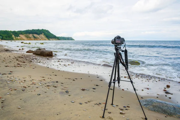 Fırtınalı bir günde deniz kıyısında fotoğraf makinesi. — Stok fotoğraf