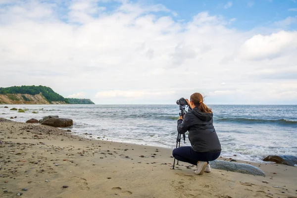 Photographe méconnaissable tir agitant la mer — Photo