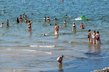 Denizde eğlenen insanlar