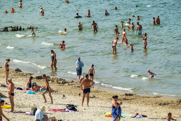 Fullsatt strand på sommardagen — Stockfoto