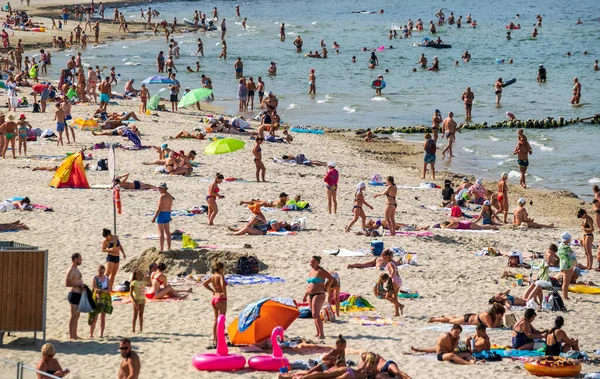 Overvolle strand op zomerdag — Stockfoto