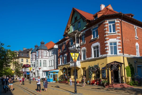 Menschen auf der historischen Stadtstraße — Stockfoto