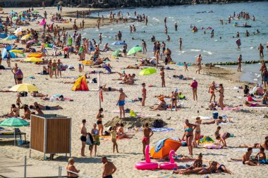 Yaz günü kalabalık bir plaj.