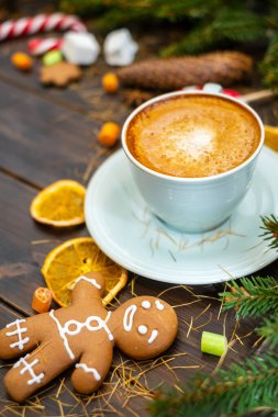 Noel masasında süslenmiş bir bardak kapuçino.