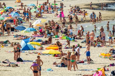 Yaz günü kalabalık bir plaj.
