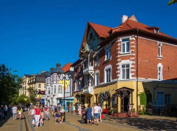 Ludzie na historycznej ulicy miasta — Zdjęcie stockowe