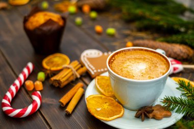 Noel masasında süslenmiş bir bardak kapuçino.