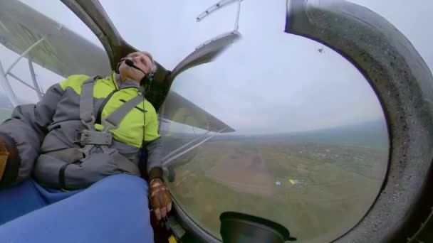 Człowiek pilotujący samolot nad obszarami wiejskimi — Wideo stockowe