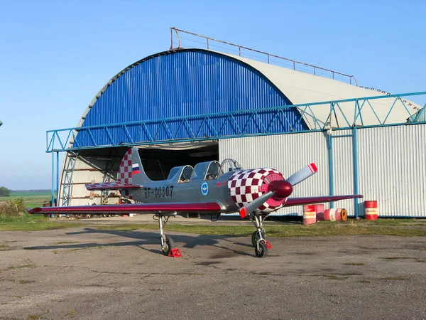 Modernes Kleinflugzeug in der Nähe des Hangars — Stockfoto