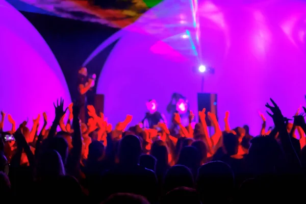 Multitud y DJs bailando durante la fiesta — Foto de Stock