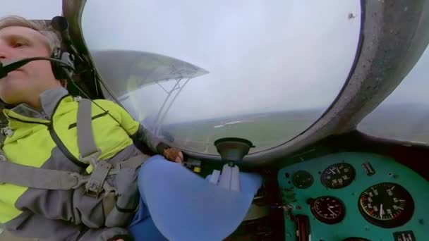 Homme pilotant un avion au-dessus de la campagne — Video