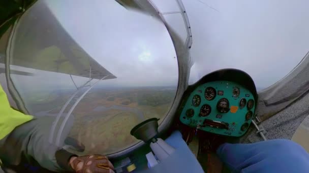 Hombre pilotando avión sobre el campo — Vídeo de stock