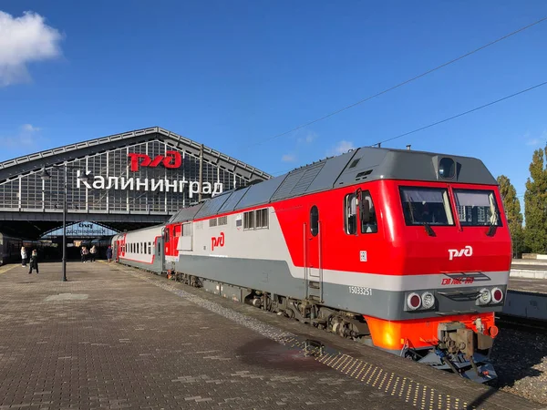 Moderner Zug auf Bahnsteig des Bahnhofs — Stockfoto