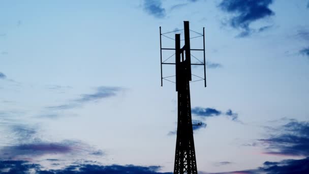 Éolienne tournante contre le coucher du soleil le soir — Video