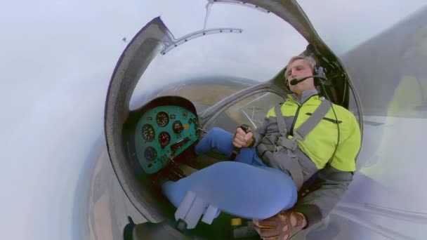 Człowiek pilotujący samolot nad obszarami wiejskimi — Wideo stockowe