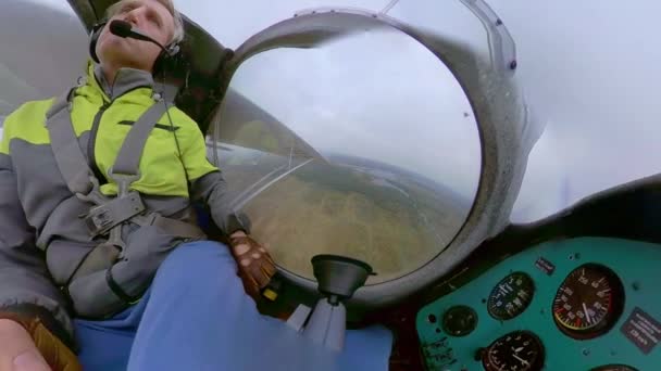 Hombre pilotando avión sobre el campo — Vídeo de stock