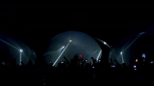 Światła laserowe świecące nad tańczącym tłumem — Wideo stockowe