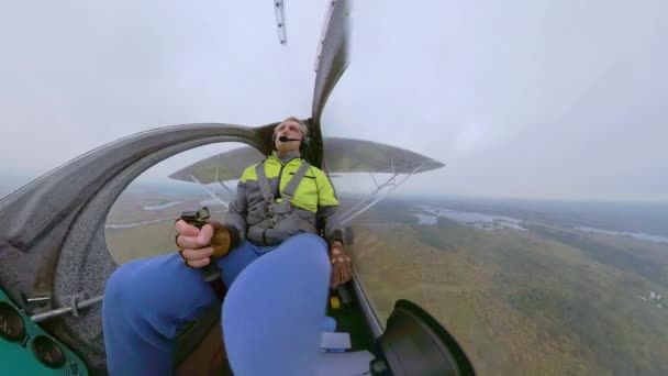 Hombre pilotando avión sobre el campo — Vídeo de stock