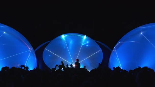 Лазерне сяйво над танцюючим натовпом — стокове відео