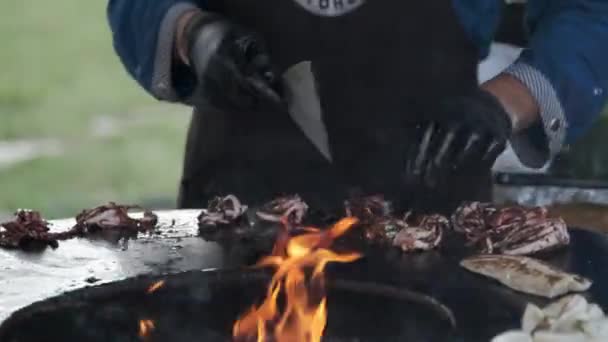 Cozinheiro sem rosto grelhando deliciosos frutos do mar na grelha de arteflame — Vídeo de Stock