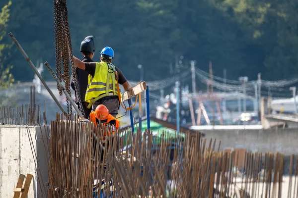 Constructeurs méconnaissables travaillant dans le port — Photo