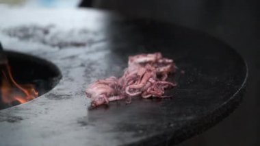 Artefire Grill 'de kızarmış deniz ürünleri pişiren ekin aşçısı