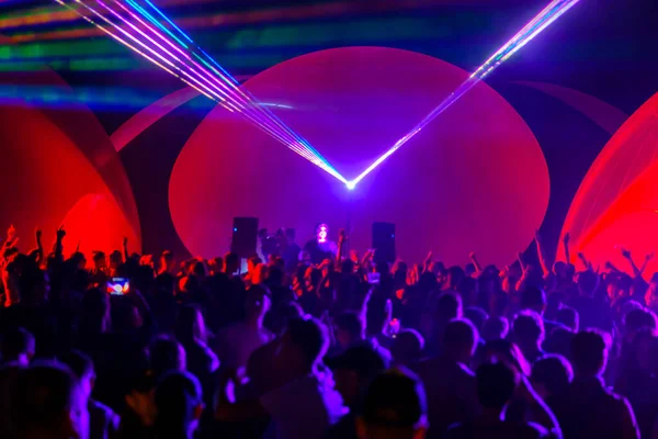 Menschenmenge und DJs tanzen bei Party — Stockfoto