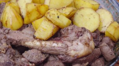 Baharatlı patatesli leziz et.